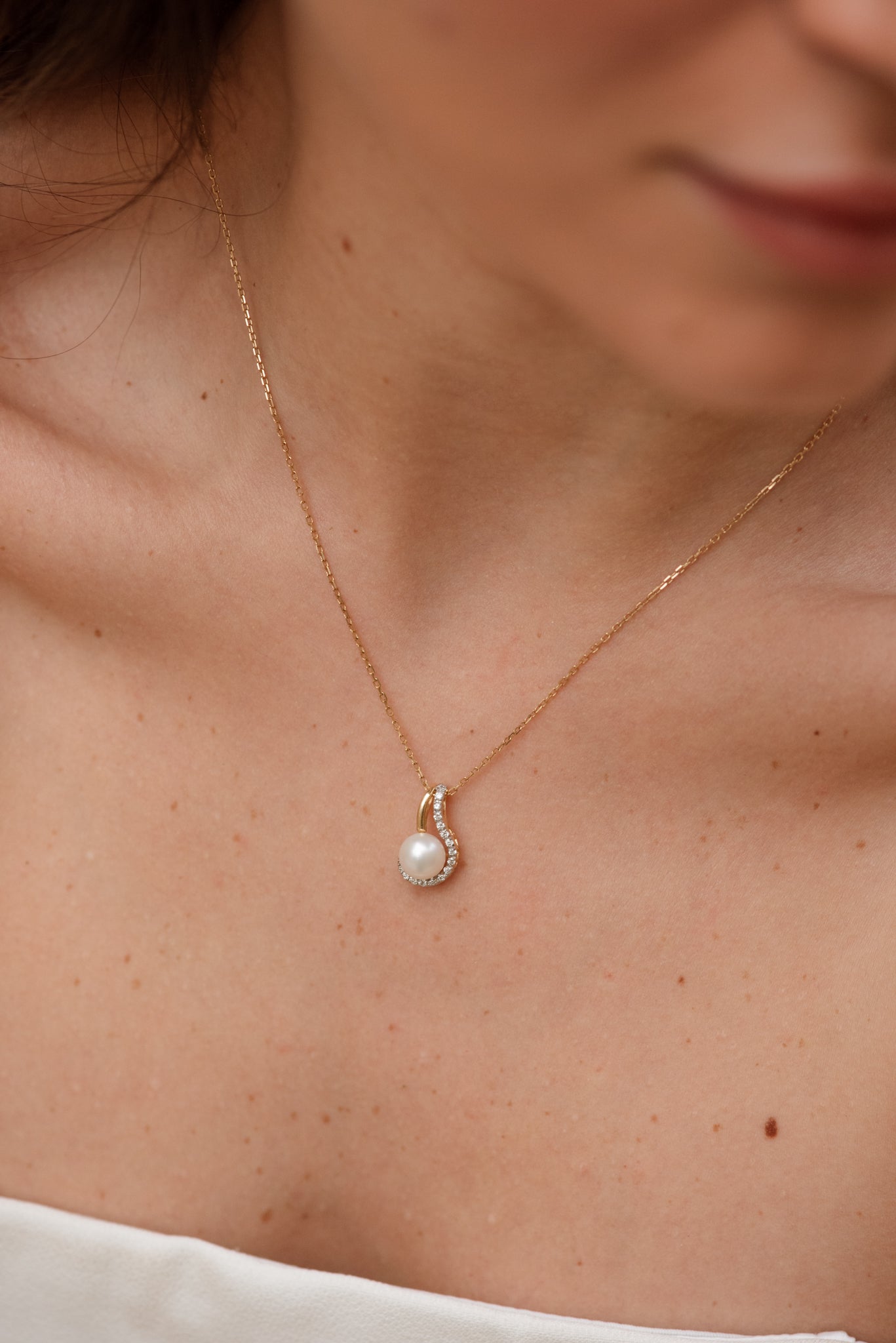 Solis Pearl Necklace
