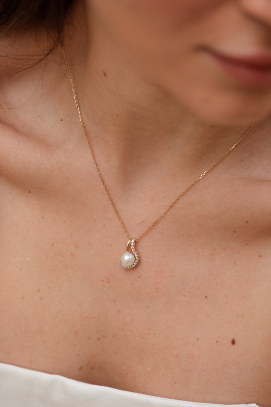 Solis Pearl Necklace